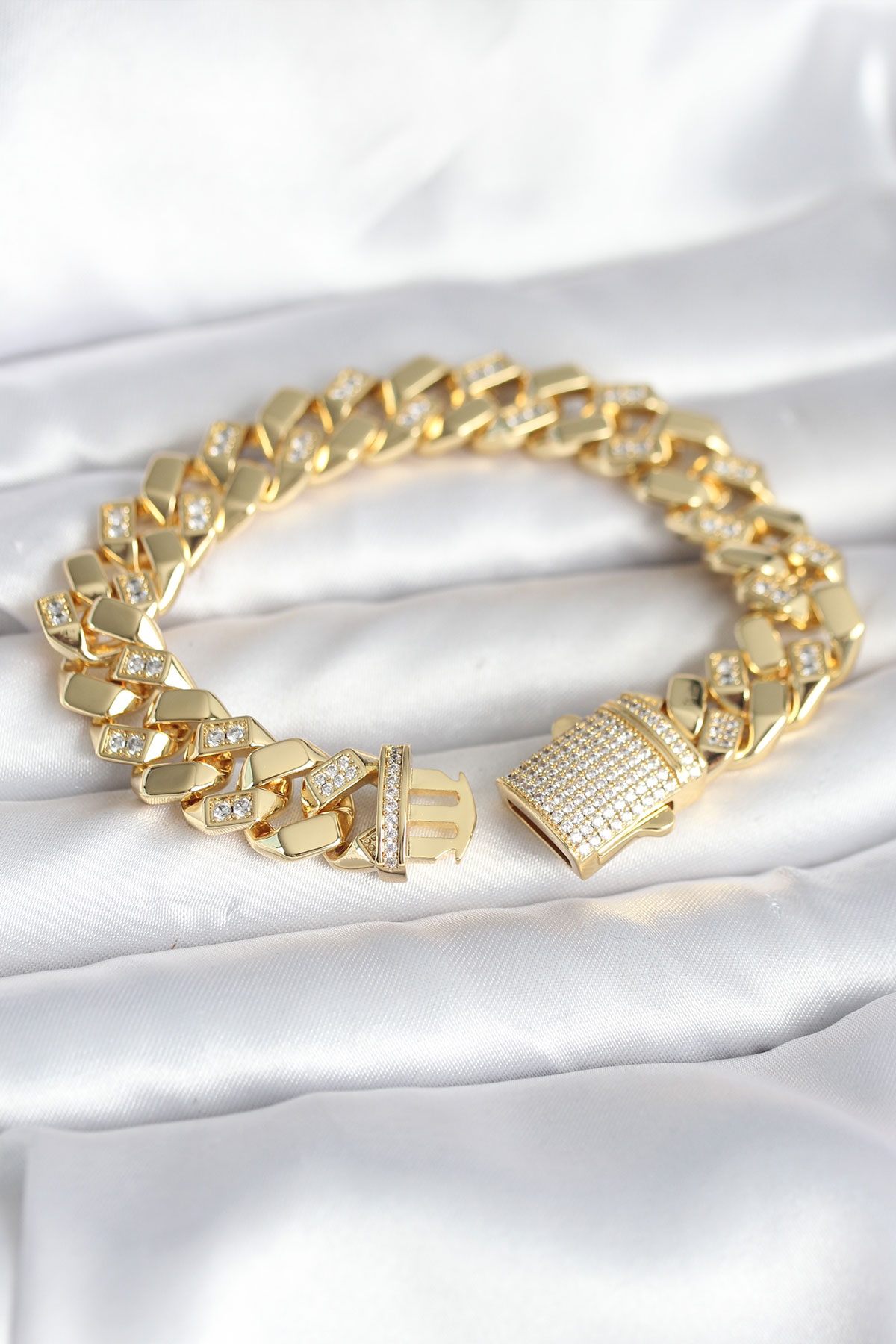 Pirinç Gold Renk VIP Exclusive Seri Gurmet Model Kadın Bileklik - Lisinya