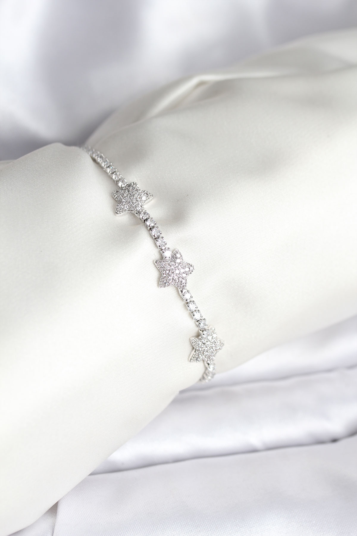 Yıldız Model Zirkon Taşlı Gümüş Renk Pirinç Su Yolu Kadın Bileklik - Lisinya Yıldız Model Zirkon Taşlı Gümüş Renk Pirinç Su Yolu Kadın Bileklik - Lisinya