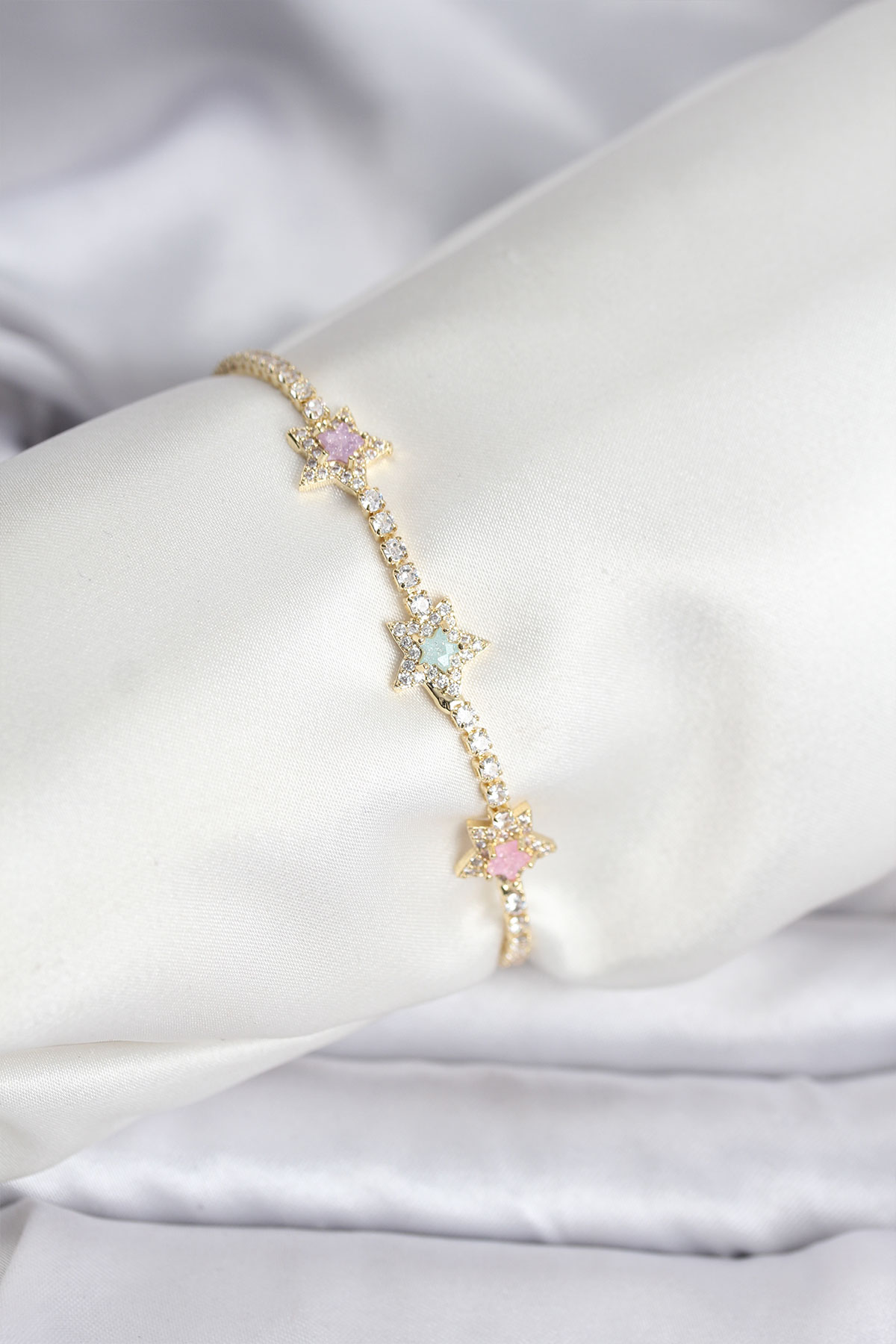 Renkli Yıldız Model Zirkon Taşlı Gold Renk Pirinç Su Yolu Kadın Bileklik - Lisinya Renkli Yıldız Model Zirkon Taşlı Gold Renk Pirinç Su Yolu Kadın Bileklik - Lisinya