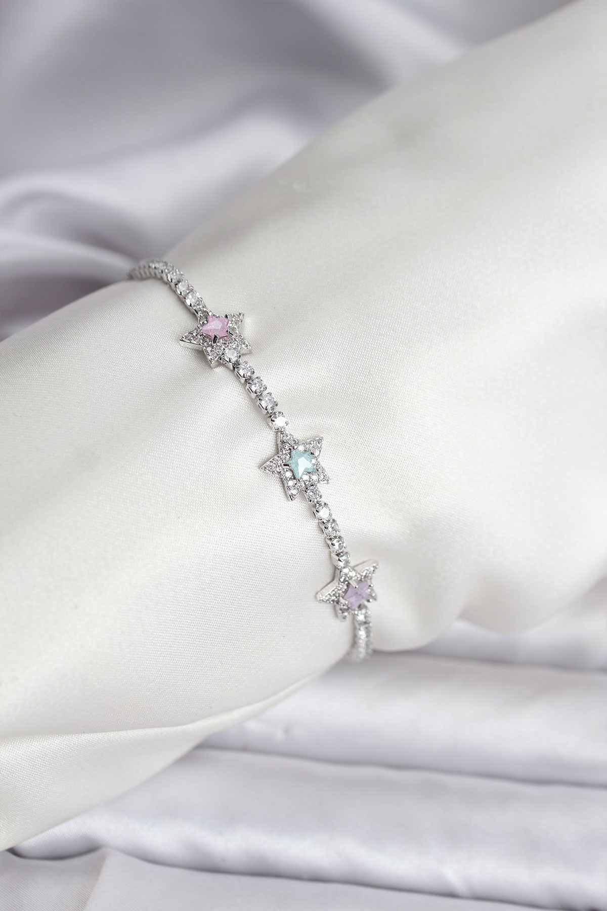 Renkli Yıldız Model Zirkon Taşlı Gümüş Renk Pirinç Su Yolu Kadın Bileklik - Lisinya Renkli Yıldız Model Zirkon Taşlı Gümüş Renk Pirinç Su Yolu Kadın Bileklik - Lisinya