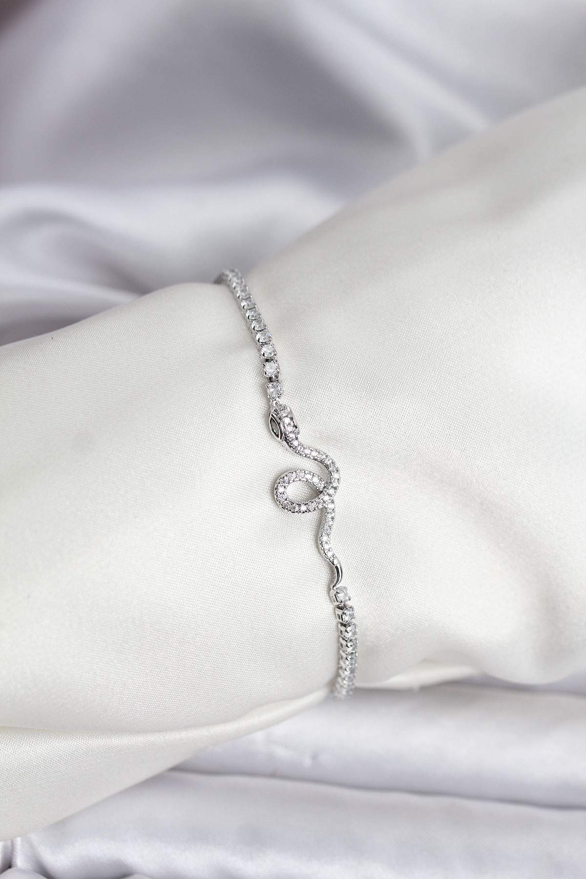 Yılan Model Zirkon Taşlı Gümüş Renk Pirinç Su Yolu Kadın Bileklik - Lisinya Yılan Model Zirkon Taşlı Gümüş Renk Pirinç Su Yolu Kadın Bileklik - Lisinya