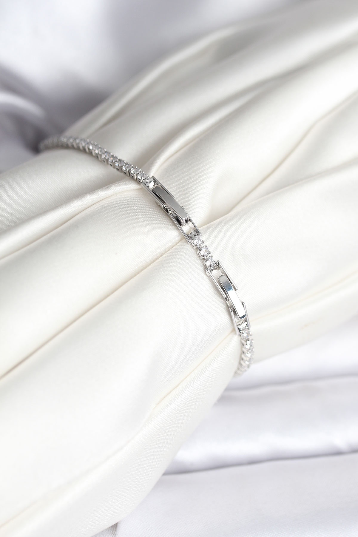 Yılan Model Zirkon Taşlı Gümüş Renk Pirinç Su Yolu Kadın Bileklik - Lisinya Yılan Model Zirkon Taşlı Gümüş Renk Pirinç Su Yolu Kadın Bileklik - Lisinya