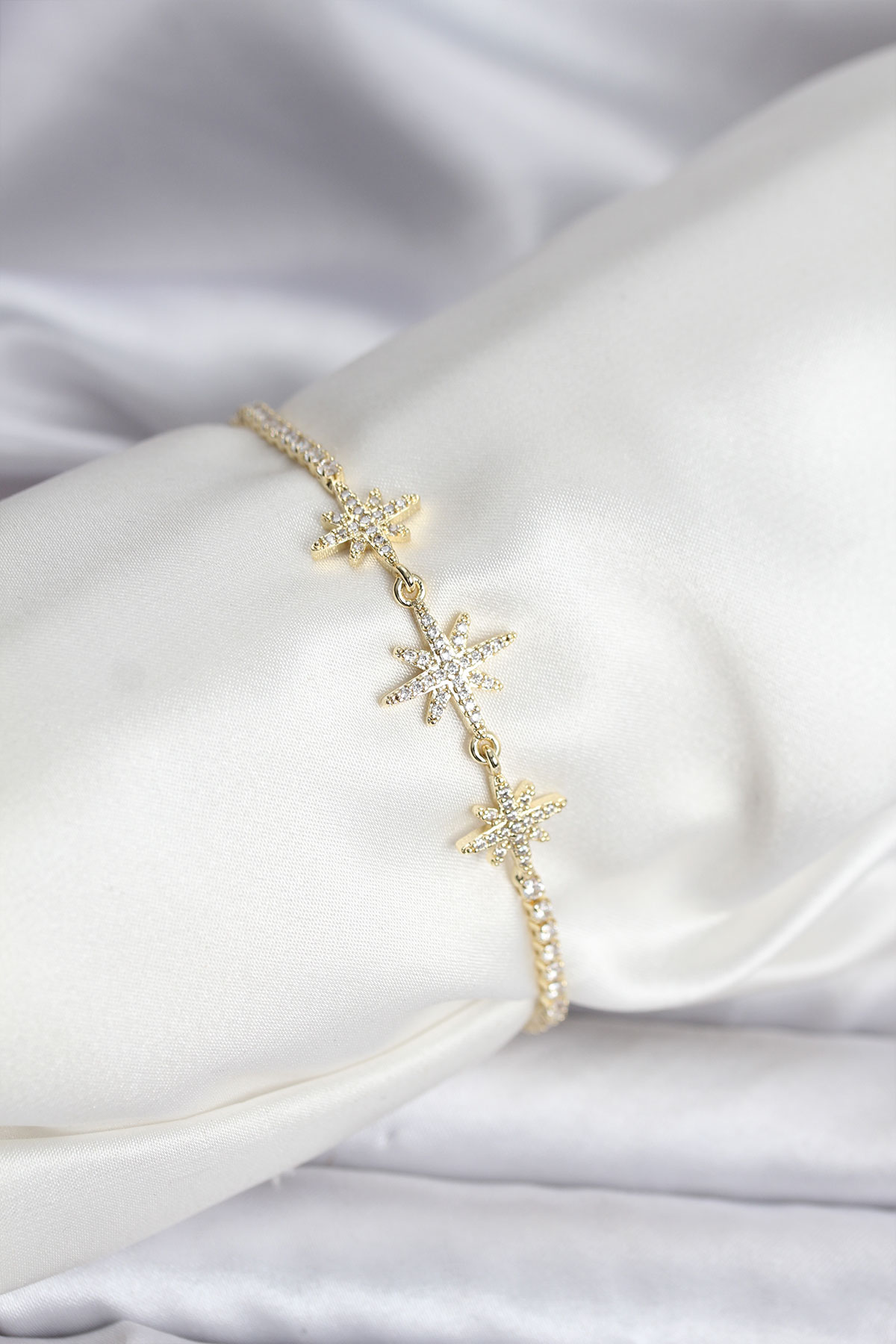 Kutup Yıldızı Model Zirkon Taşlı Gold Renk Su Yolu Kadın Bileklik - Lisinya Kutup Yıldızı Model Zirkon Taşlı Gold Renk Su Yolu Kadın Bileklik - Lisinya