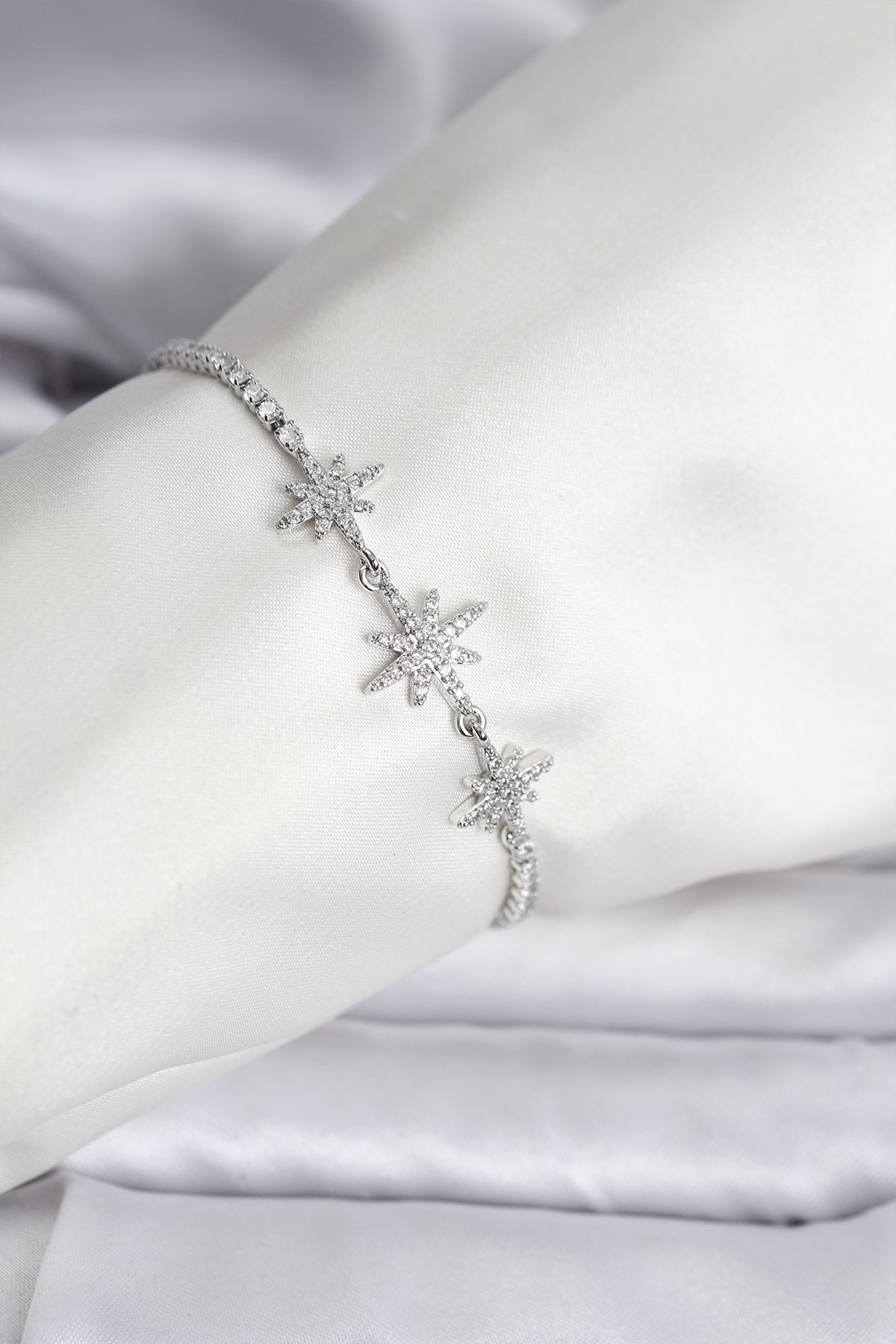 Kutup Yıldızı Model Zirkon Taşlı Gümüş Renk Su Yolu Kadın Bileklik - Lisinya Kutup Yıldızı Model Zirkon Taşlı Gümüş Renk Su Yolu Kadın Bileklik - Lisinya