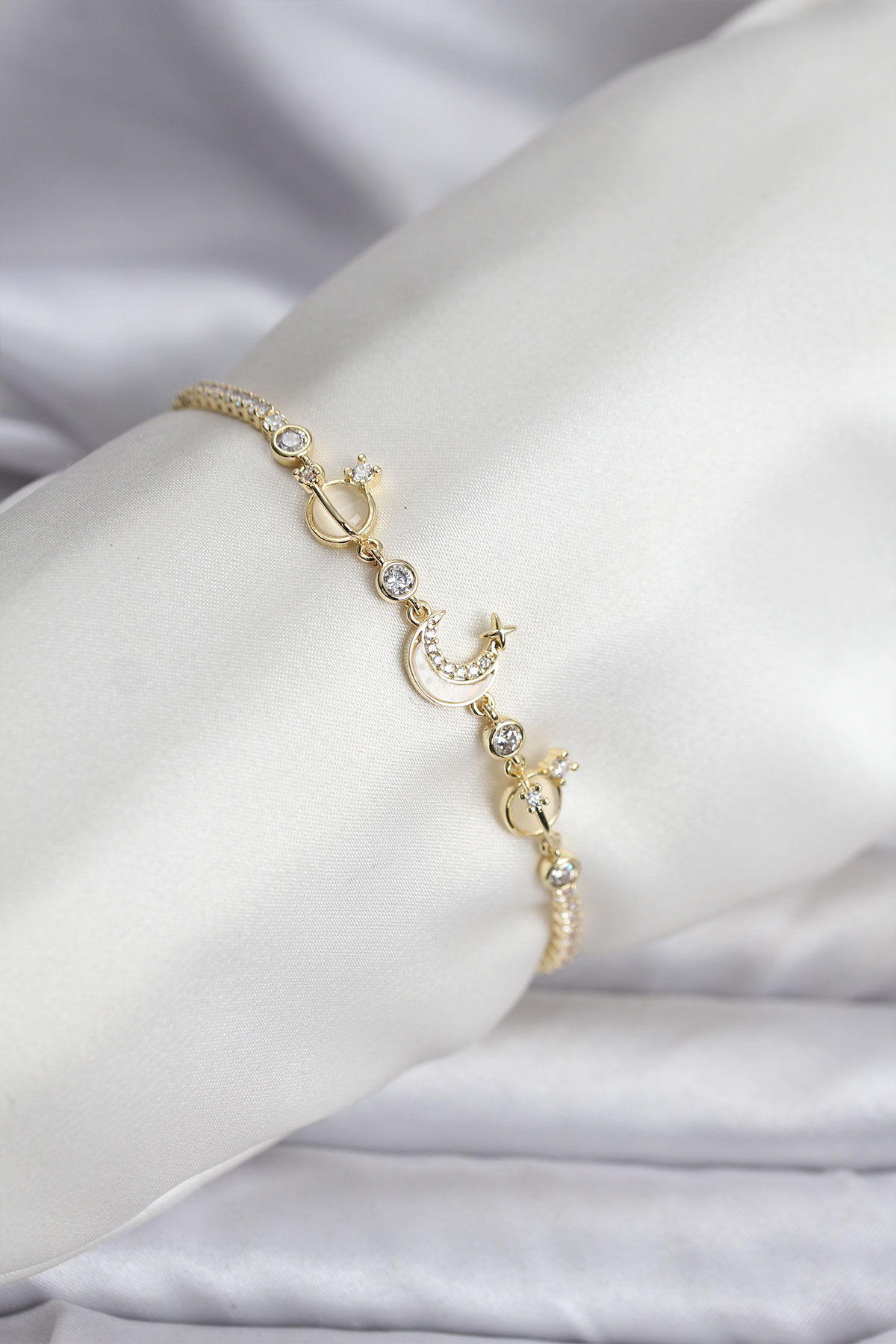 Charmlı Model Zirkon Taşlı Gold Renk Su Yolu Kadın Bileklik - Lisinya Charmlı Model Zirkon Taşlı Gold Renk Su Yolu Kadın Bileklik - Lisinya