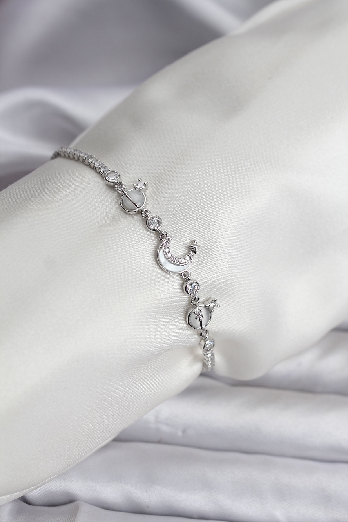 Charmlı Model Zirkon Taşlı Gümüş Renk Su Yolu Kadın Bileklik - Lisinya Charmlı Model Zirkon Taşlı Gümüş Renk Su Yolu Kadın Bileklik - Lisinya