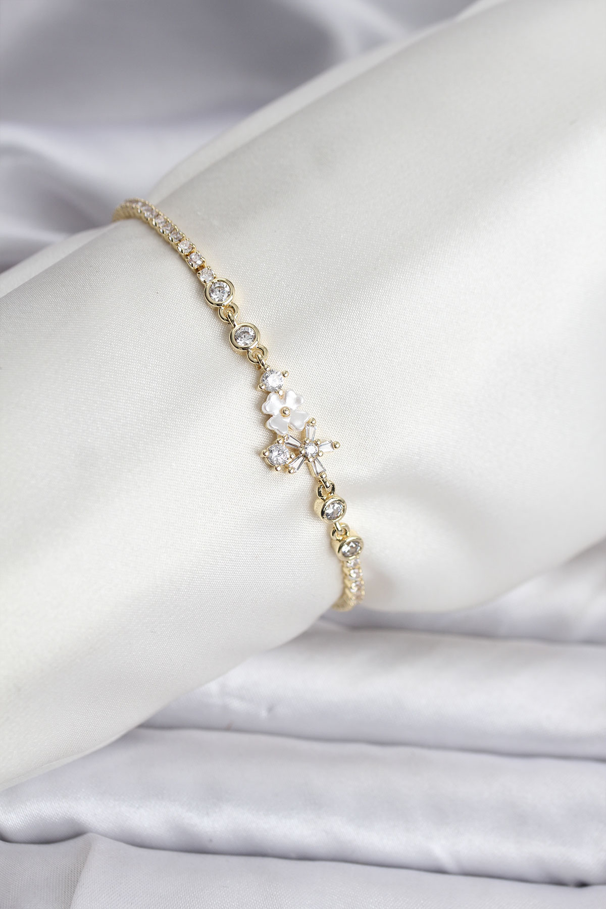 Çiçekli Model Zirkon Taşlı Gold Renk Su Yolu Kadın Bileklik - Lisinya Çiçekli Model Zirkon Taşlı Gold Renk Su Yolu Kadın Bileklik - Lisinya