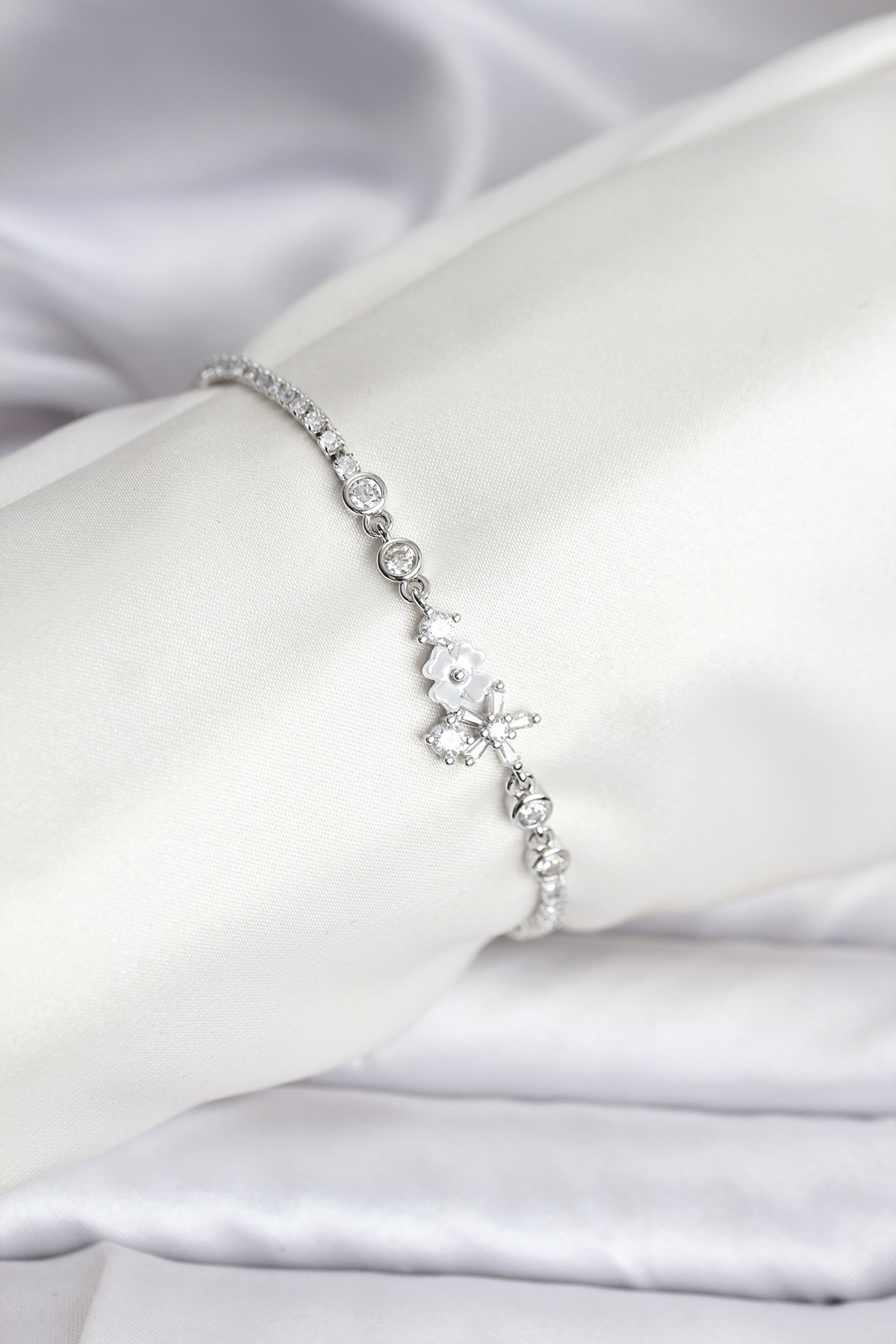 Çiçekli Model Zirkon Taşlı Gümüş Renk Su Yolu Kadın Bileklik - Lisinya Çiçekli Model Zirkon Taşlı Gümüş Renk Su Yolu Kadın Bileklik - Lisinya