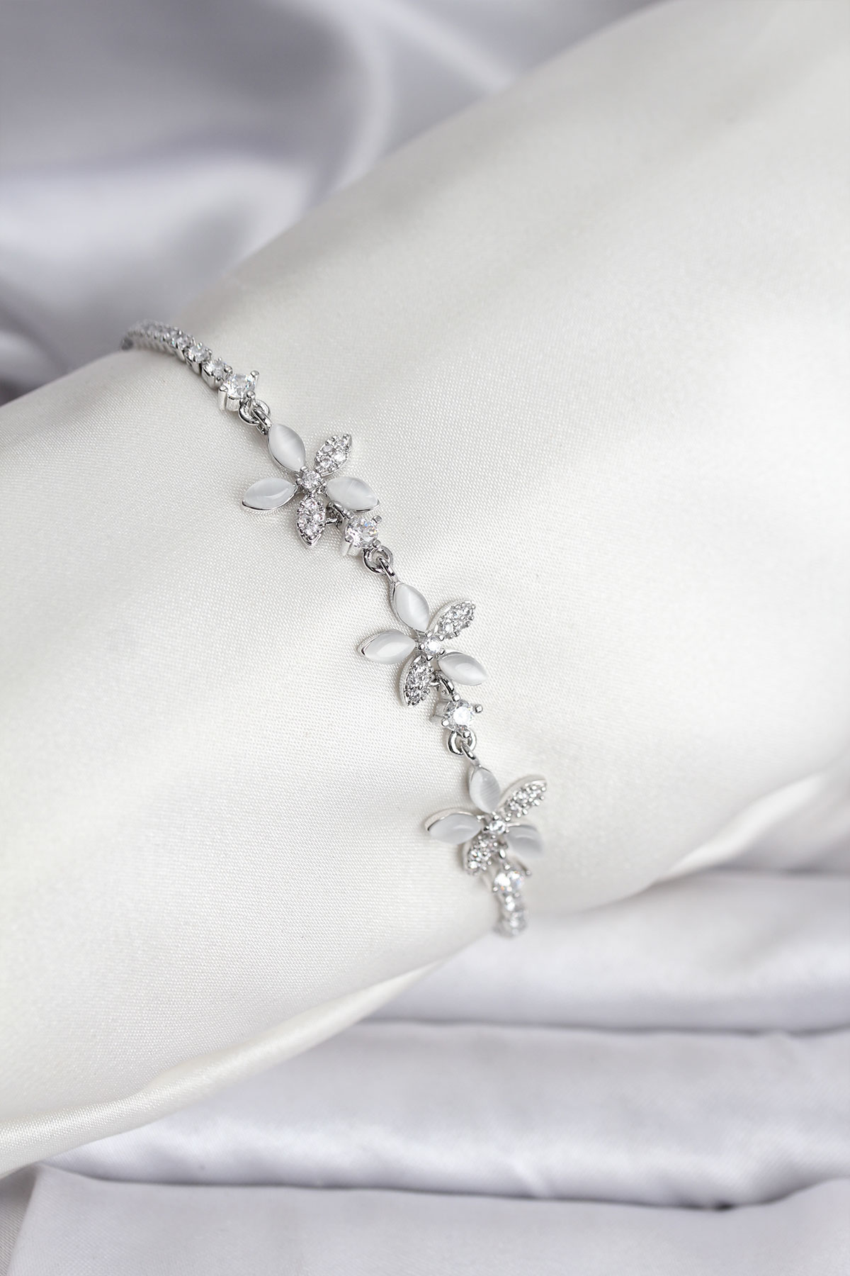 Çiçek Model Zirkon Taşlı Gümüş Renk Pirinç Su Yolu Kadın Bileklik - Lisinya Çiçek Model Zirkon Taşlı Gümüş Renk Pirinç Su Yolu Kadın Bileklik - Lisinya