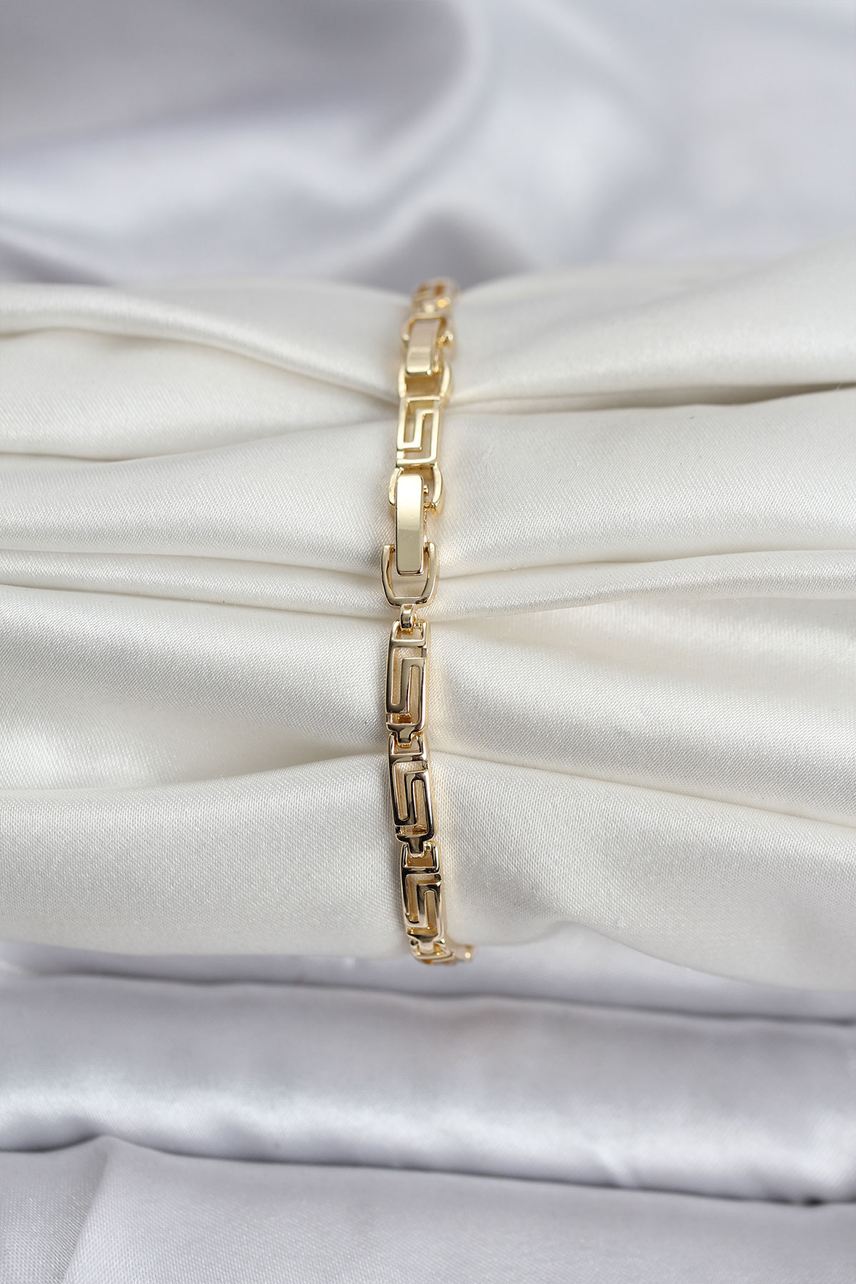 14K Gold Renk Kaplama Zirkon Taşlı Baget Model CM Kadın Bileklik - Lisinya 14K Gold Renk Kaplama Zirkon Taşlı Baget Model CM Kadın Bileklik - Lisinya