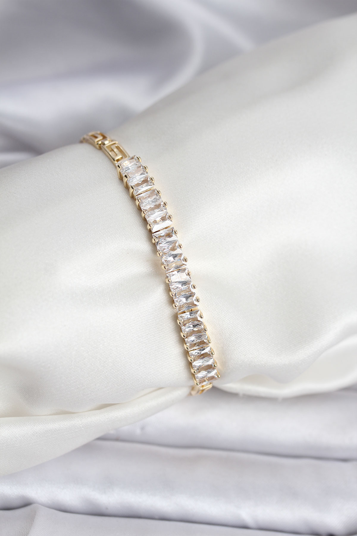 14K Gold Renk Kaplama Zirkon Taşlı Baget Model CM Kadın Bileklik - Lisinya 14K Gold Renk Kaplama Zirkon Taşlı Baget Model CM Kadın Bileklik - Lisinya