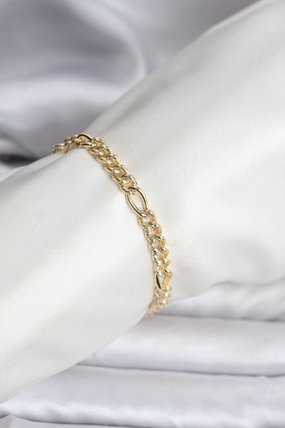 14K Gold Renk Kaplama Lazerli Zincir Model CM Kadın Bileklik - Lisinya