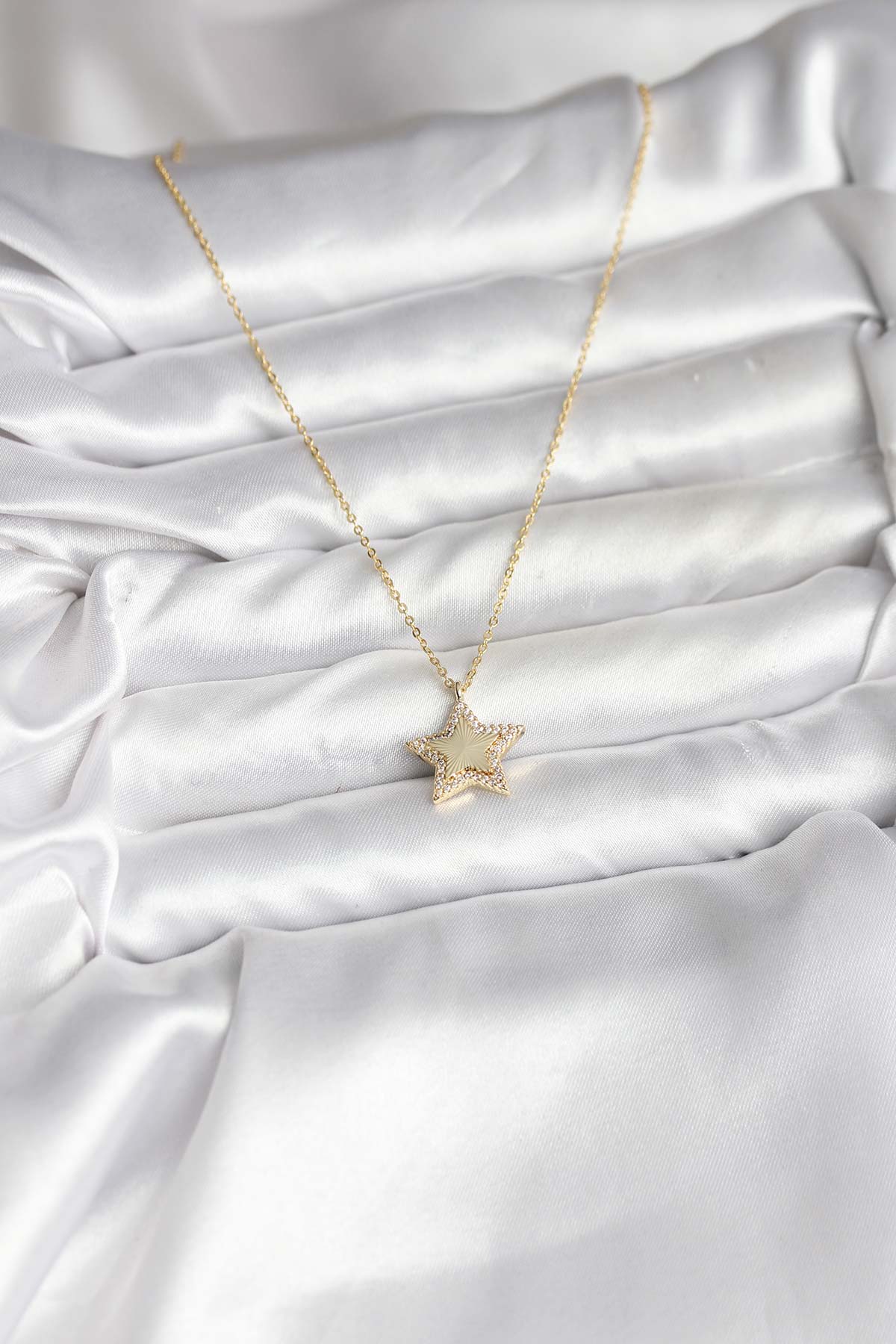 Pirinç Gold Renk Zincirli Yıldızlı Model Kadın Kolye - Lisinya