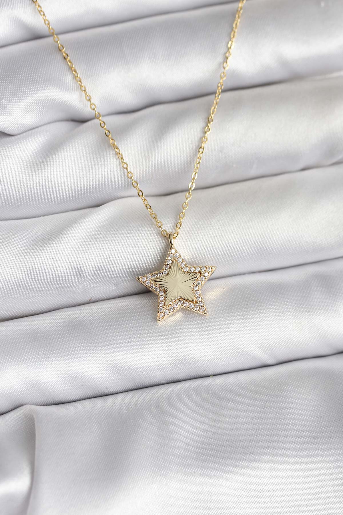 Pirinç Gold Renk Zincirli Yıldızlı Model Kadın Kolye - Lisinya