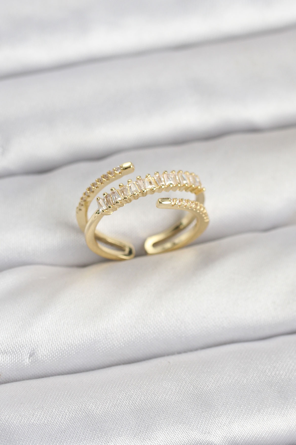 Pirinç Gold Renk Sıralı Baget Zirkon Taşlı Kadın Yüzük - Lisinya