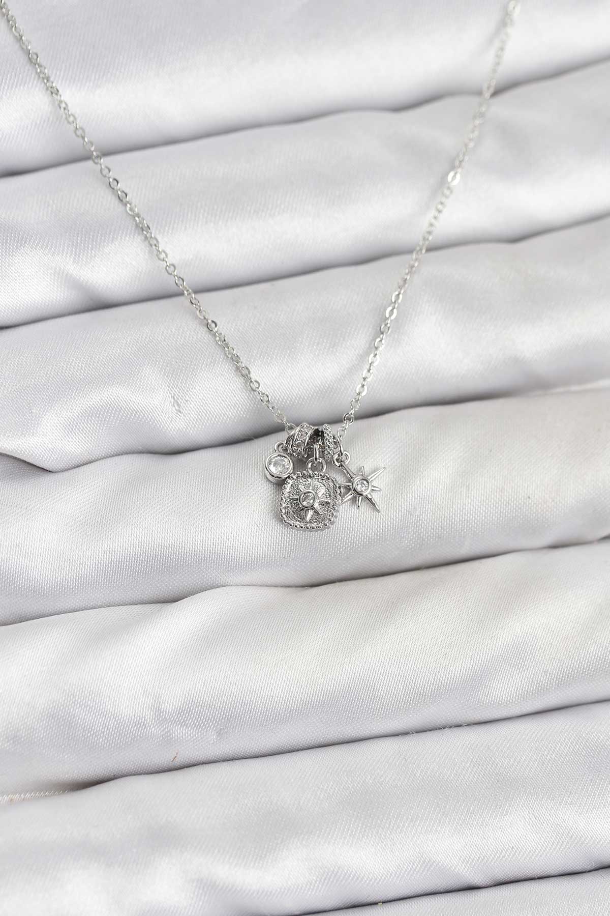 Pirinç Gümüş Renk Minimal Charmlı Kadın Kolye - Lisinya Pirinç Gümüş Renk Minimal Charmlı Kadın Kolye - Lisinya