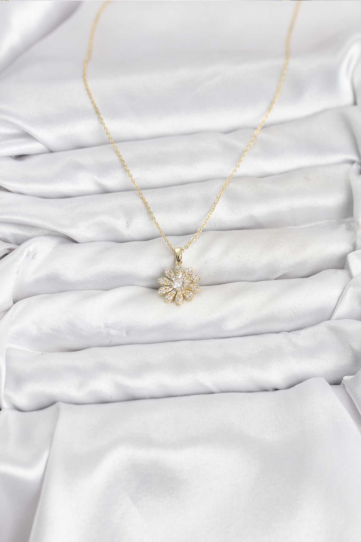 Pirinç Gold Renk Çiçek Model Kadın Kolye - Lisinya Pirinç Gold Renk Çiçek Model Kadın Kolye - Lisinya