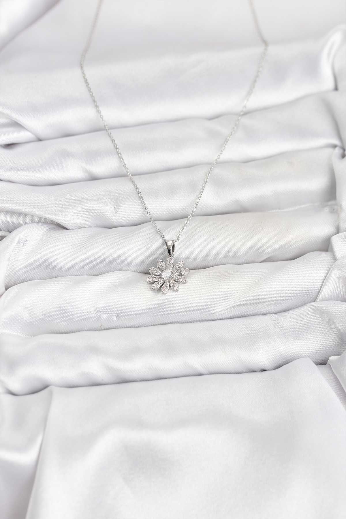 Pirinç Gümüş Renk Çiçek Model Kadın Kolye - Lisinya