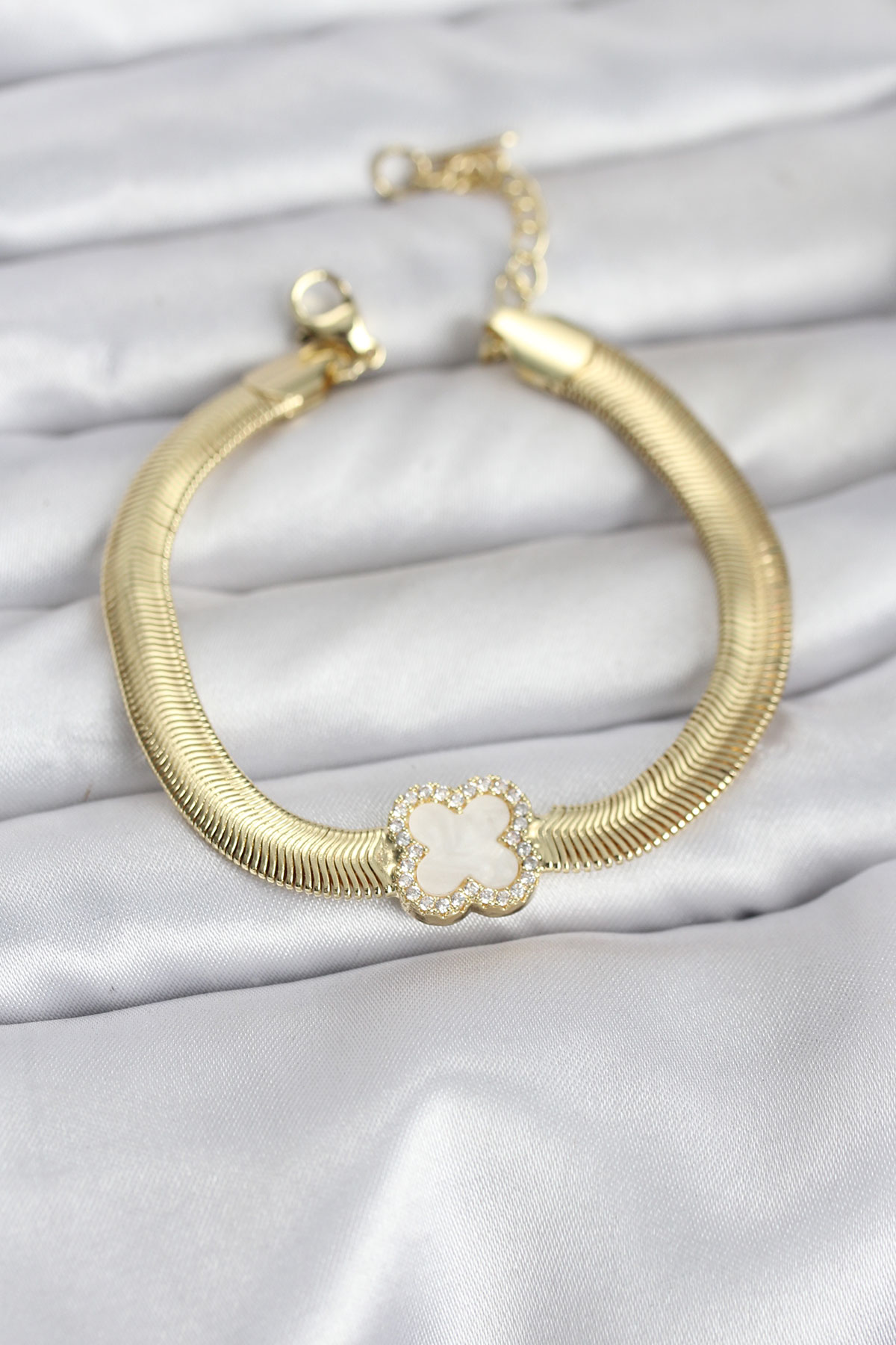 316L Çelik Gold Renk Beyaz Yonca Model Zirkon Taşlı Yılan Zincirli Kadın Bileklik - Lisinya