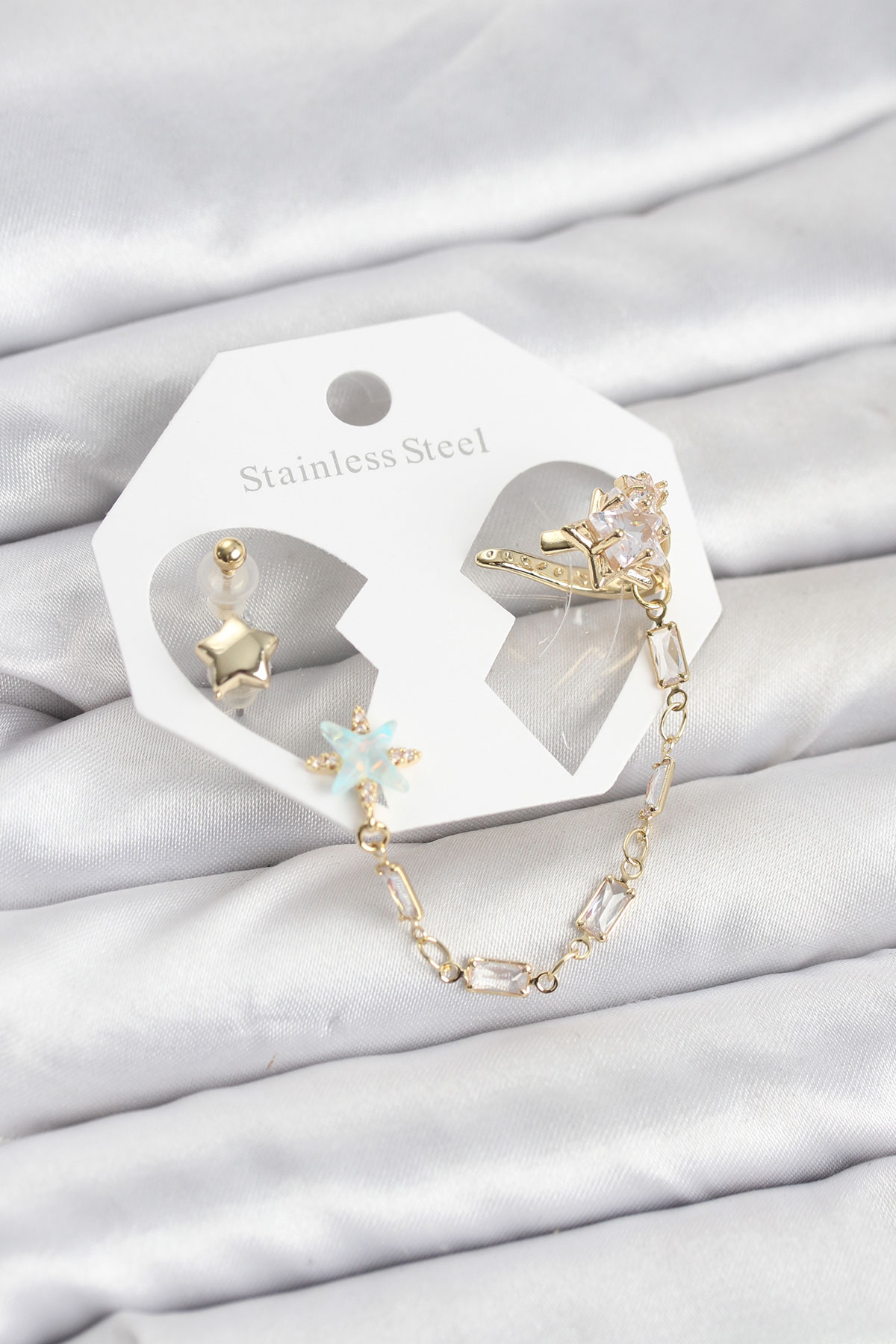 Yıldız Model Pirinç Gold Renk Zincir Bağlantılı Ear Cuff Küpe Seti - Lisinya Yıldız Model Pirinç Gold Renk Zincir Bağlantılı Ear Cuff Küpe Seti - Lisinya