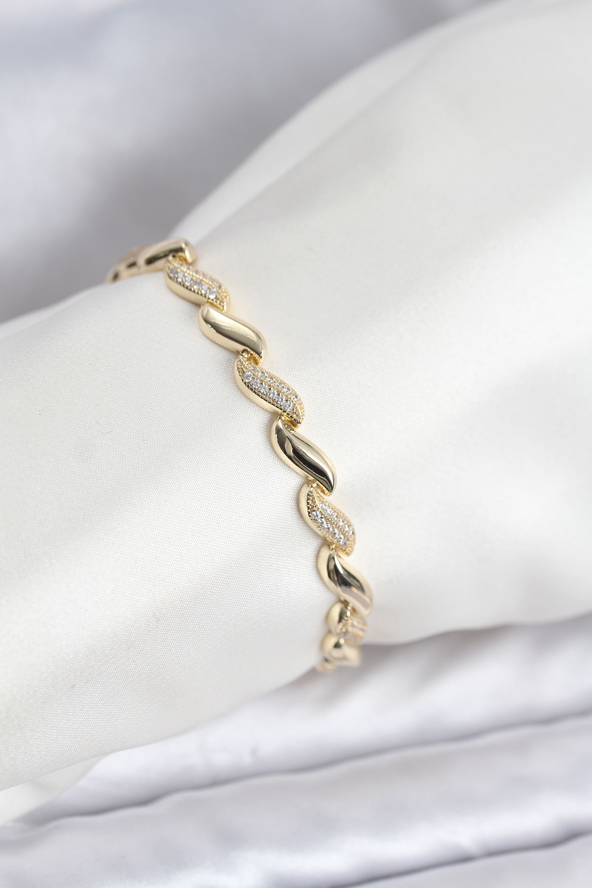 Gold Renk Sıralı Damla Model Zirkon Taşlı Pirinç Kadın Bileklik - Lisinya