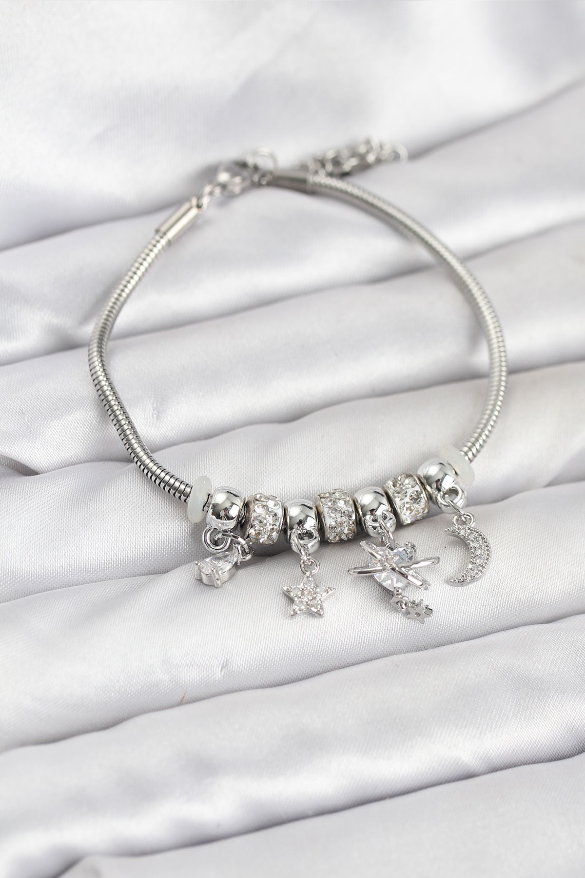 Pirinç Gümüş Renk Kalpli Model Charmlı Kadın Bileklik - Lisinya