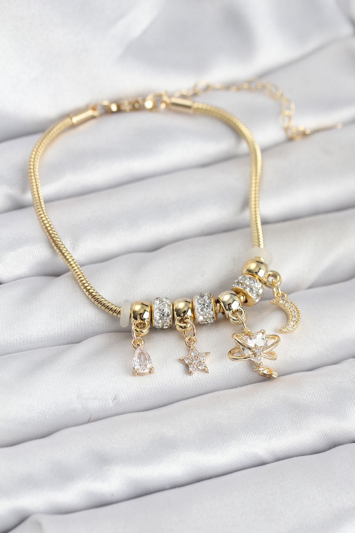 Pirinç Gold Renk Kalpli Model Charmlı Kadın Bileklik - Lisinya