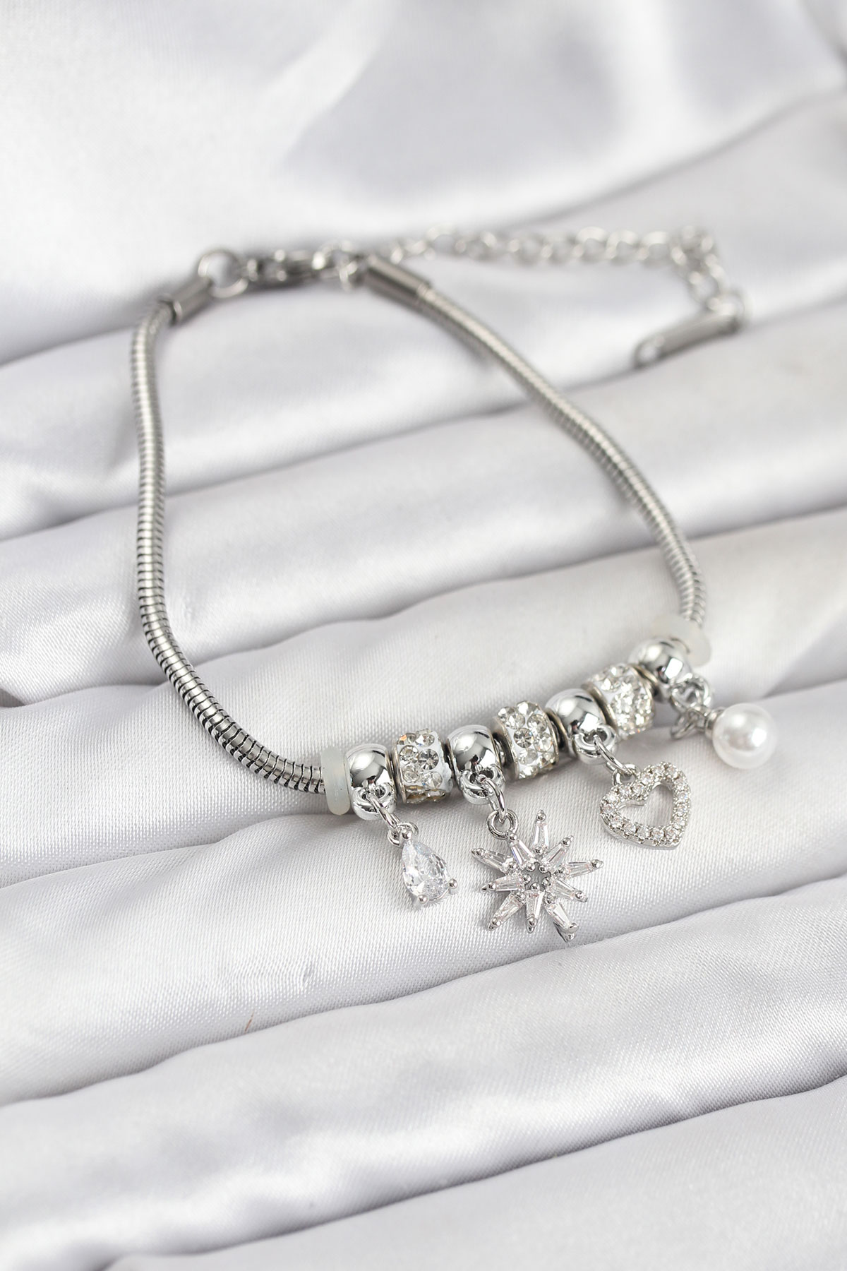 Pirinç Gümüş Renk Kutup Yıldızı ve Kalp Charmlı Kadın Bileklik - Lisinya Pirinç Gümüş Renk Kutup Yıldızı ve Kalp Charmlı Kadın Bileklik - Lisinya