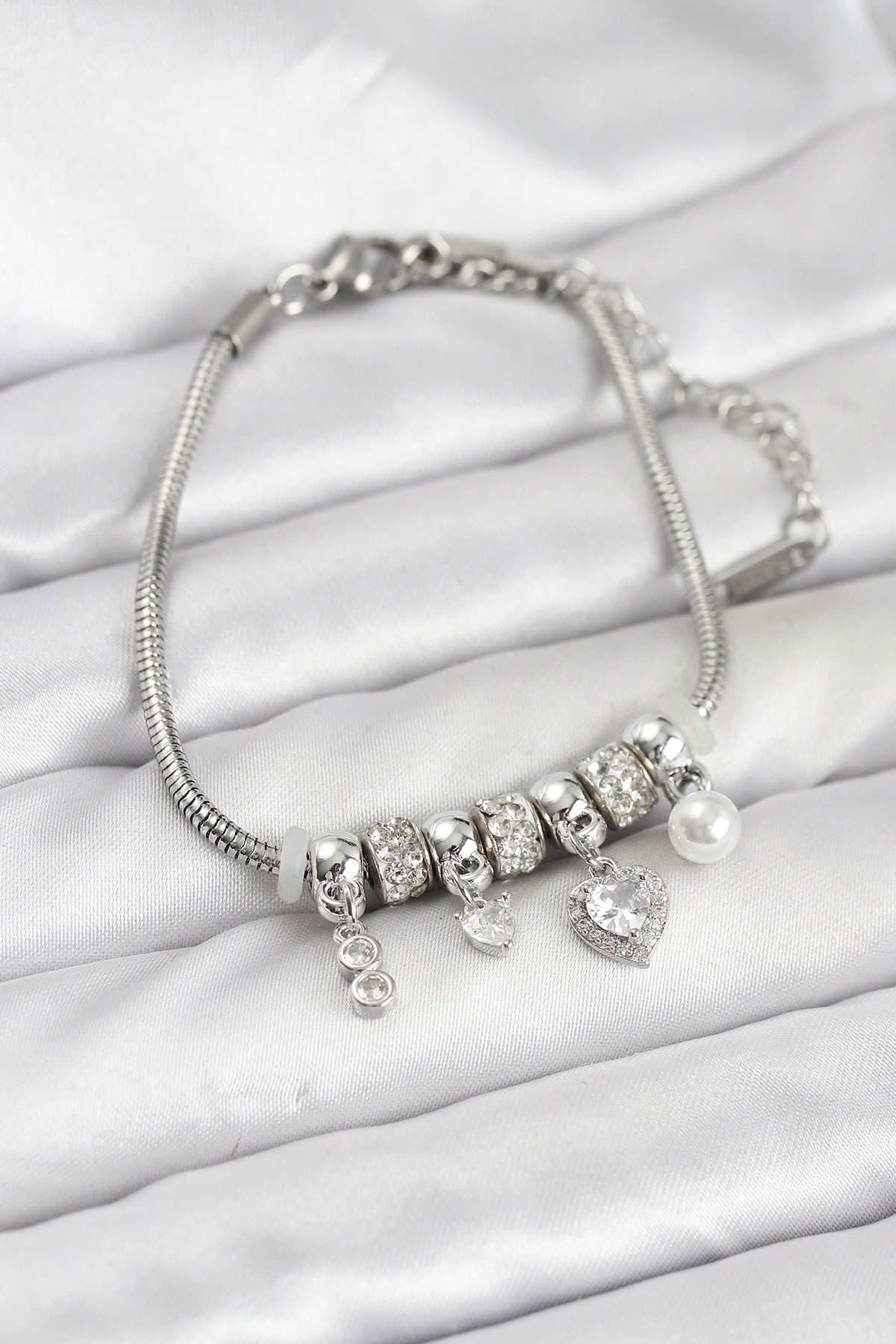 Pirinç Gümüş Renk Kalp Charmlı Kadın Bileklik - Lisinya