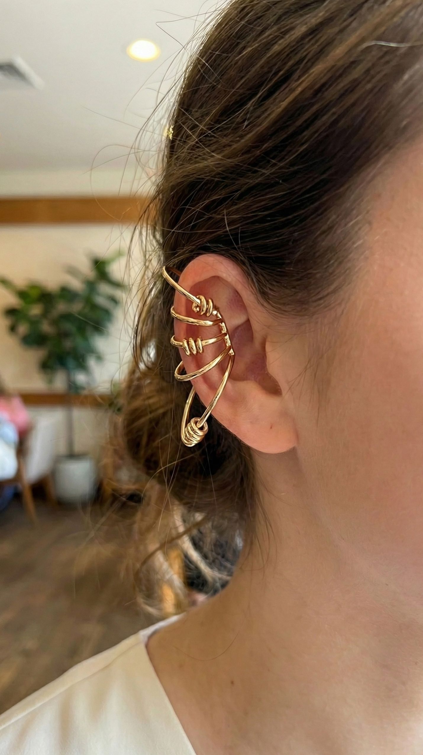 Pirinç Halkalı Model Gold Renk Kıkırdak Küpe - Lisinya Pirinç Halkalı Model Gold Renk Kıkırdak Küpe - Lisinya