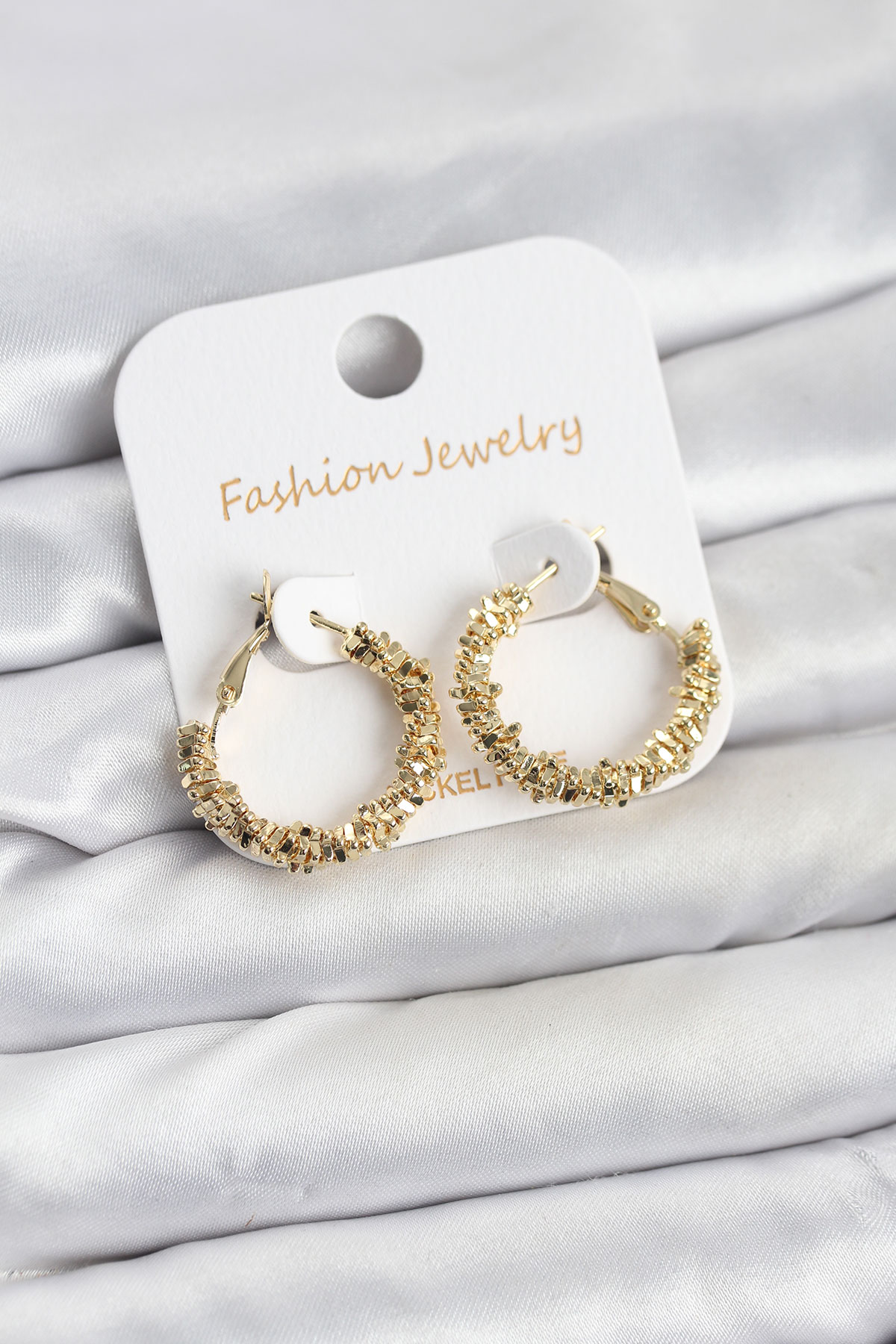 Pirinç Gold Renk Küçük Tırtıklı Halka Model Kadın Küpe - Lisinya