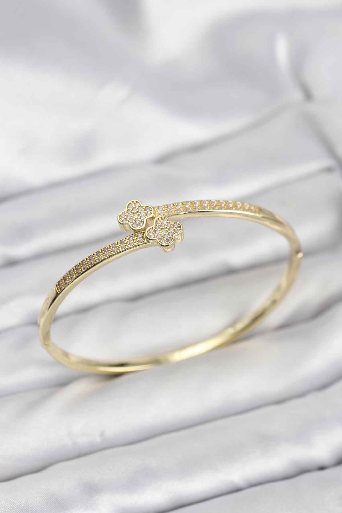 Pirinç Gold Renk Zirkon Taşlı Yonca Model Kadın Kelepçe Bileklik - Lisinya