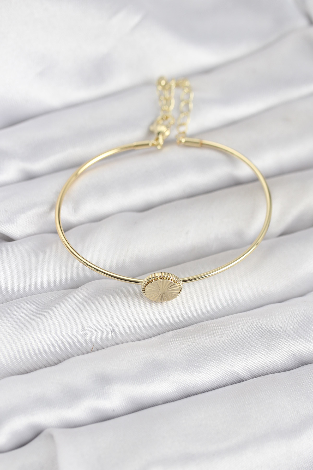 Gold Renk Pirinç Model Kadın Bileklik - Lisinya Gold Renk Pirinç Model Kadın Bileklik - Lisinya