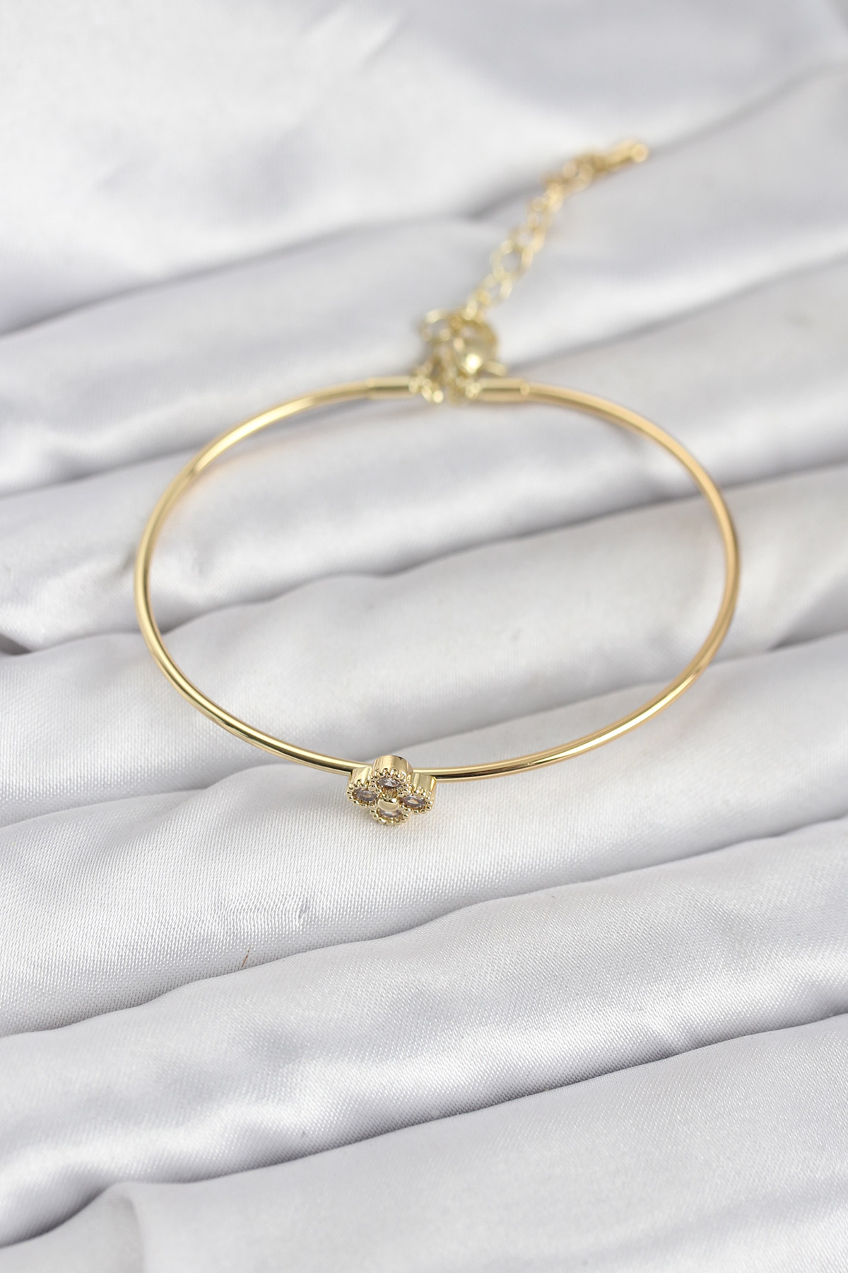 Zirkon Taşlı Yonca Model Gold Renk Kadın Bileklik - Lisinya Zirkon Taşlı Yonca Model Gold Renk Kadın Bileklik - Lisinya