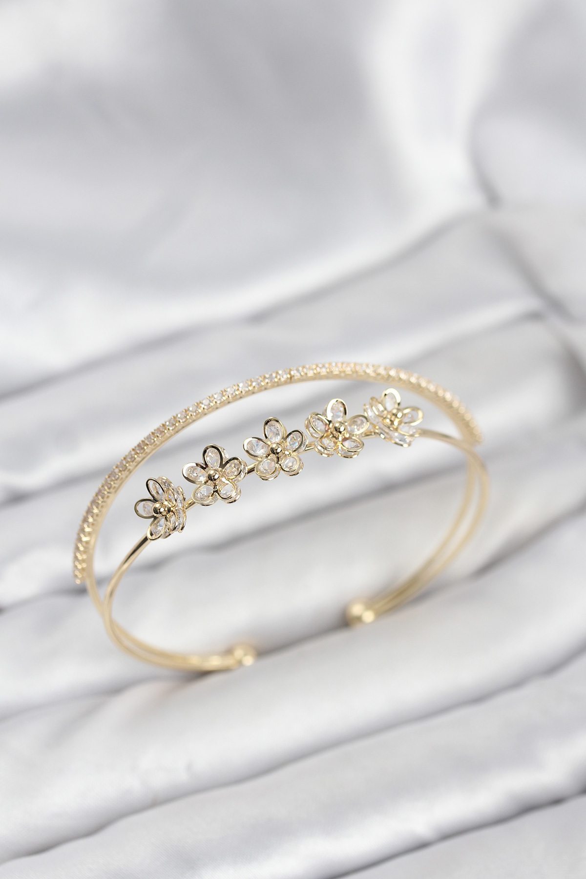 Çiçek Model Pirinç Gold Renk Kadın Bileklik - Lisinya Çiçek Model Pirinç Gold Renk Kadın Bileklik - Lisinya