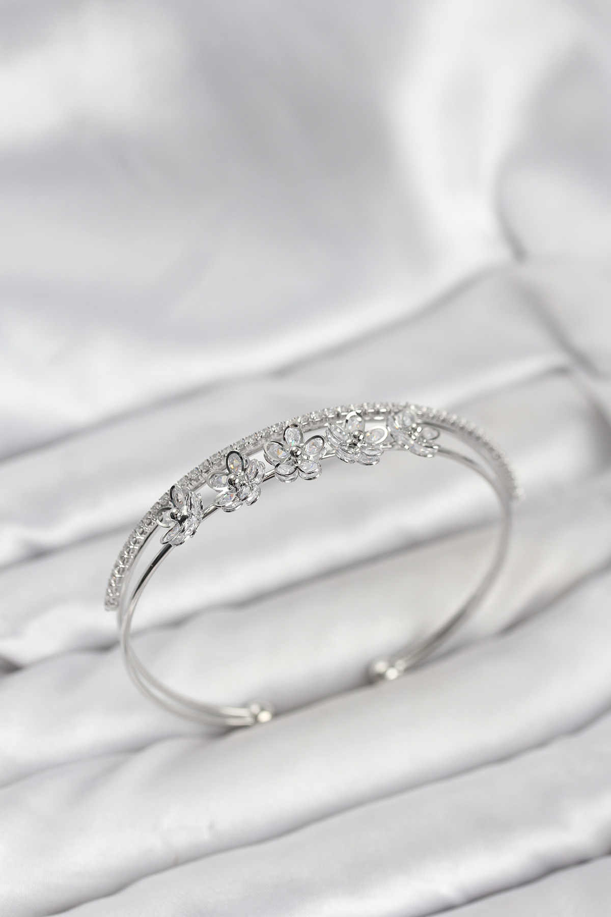 Çiçek Model Pirinç Gümüş Renk Kadın Bileklik - Lisinya Çiçek Model Pirinç Gümüş Renk Kadın Bileklik - Lisinya