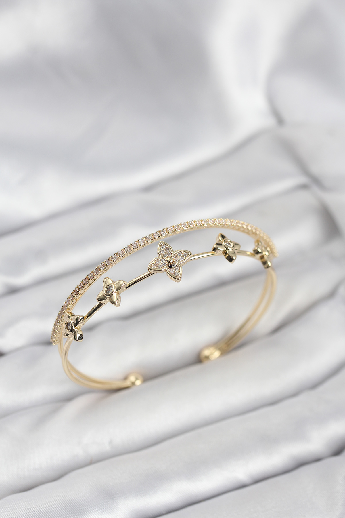 Pirinç Gold Renk Çiçek Model Kadın Bileklik - Lisinya