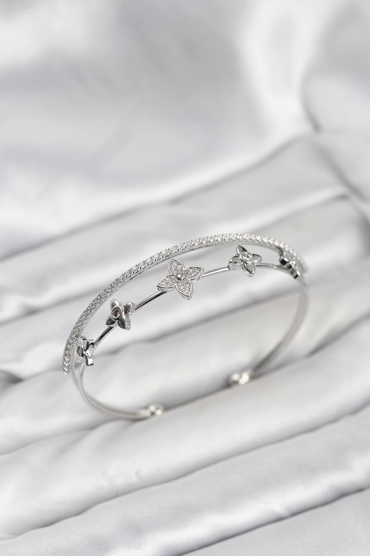 Pirinç Gümüş Renk Çiçek Model Kadın Bileklik - Lisinya