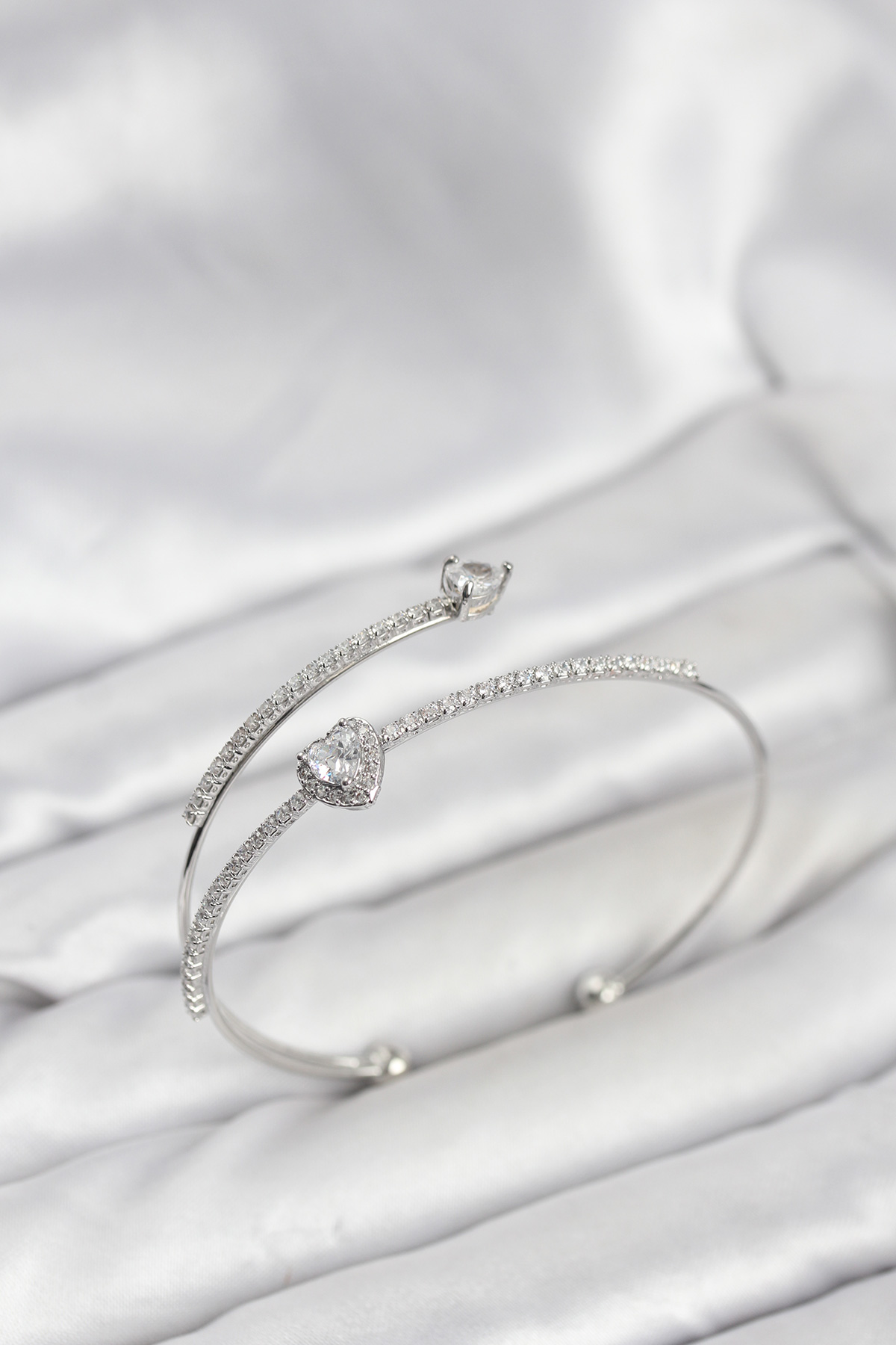 Kalp Model Pirinç Gümüş Renk Kadın Bileklik - Lisinya Kalp Model Pirinç Gümüş Renk Kadın Bileklik - Lisinya