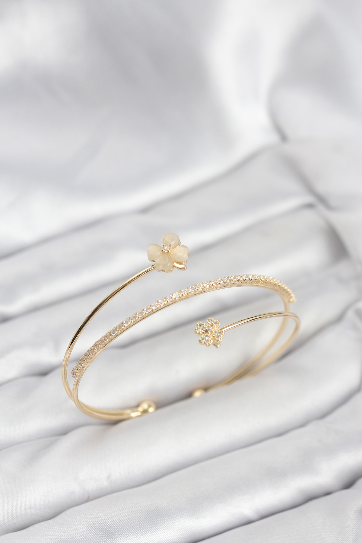 Yonca Çiçek Model Pirinç Gold Renk Kadın Bileklik - Lisinya