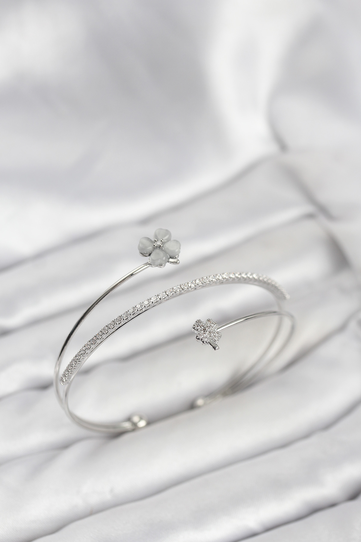 Yonca Çiçek Model Pirinç Gümüş Renk Kadın Bileklik - Lisinya