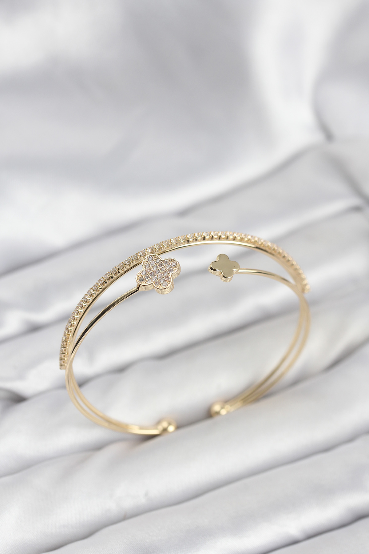 Yonca Model Pirinç Gold Renk Kadın Bileklik - Lisinya