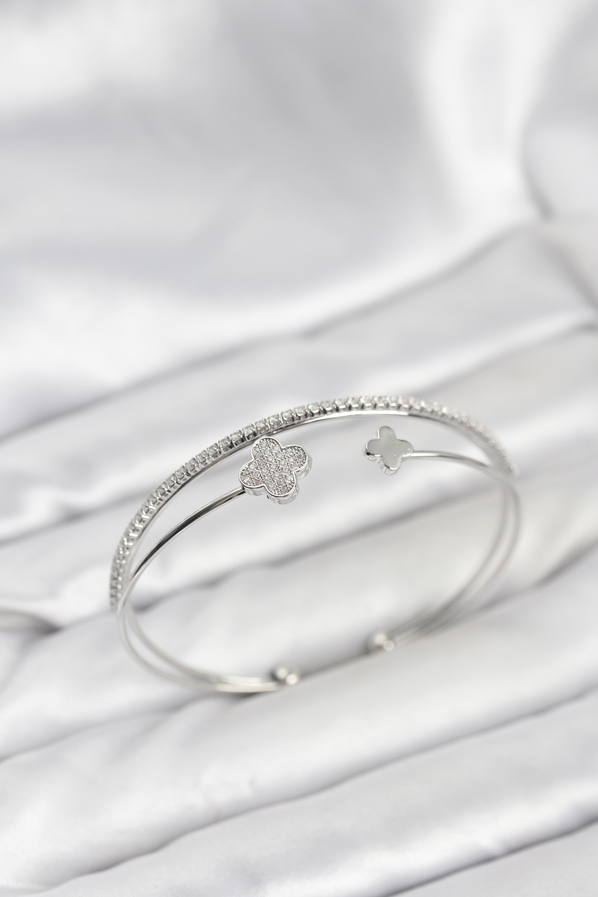 Yonca Model Pirinç Gümüş Renk Kadın Bileklik - Lisinya