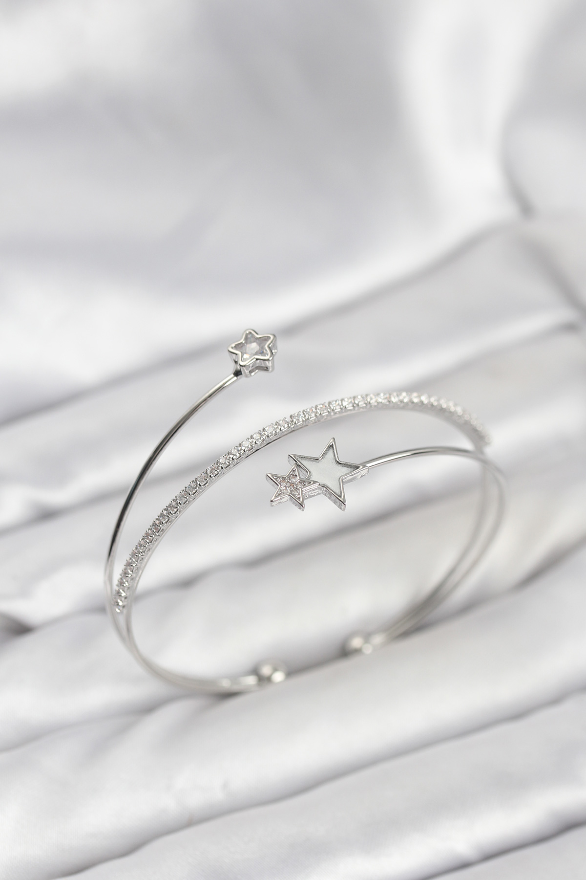 Yıldızlı Model Pirinç Gümüş Renk Kadın Bileklik - Lisinya