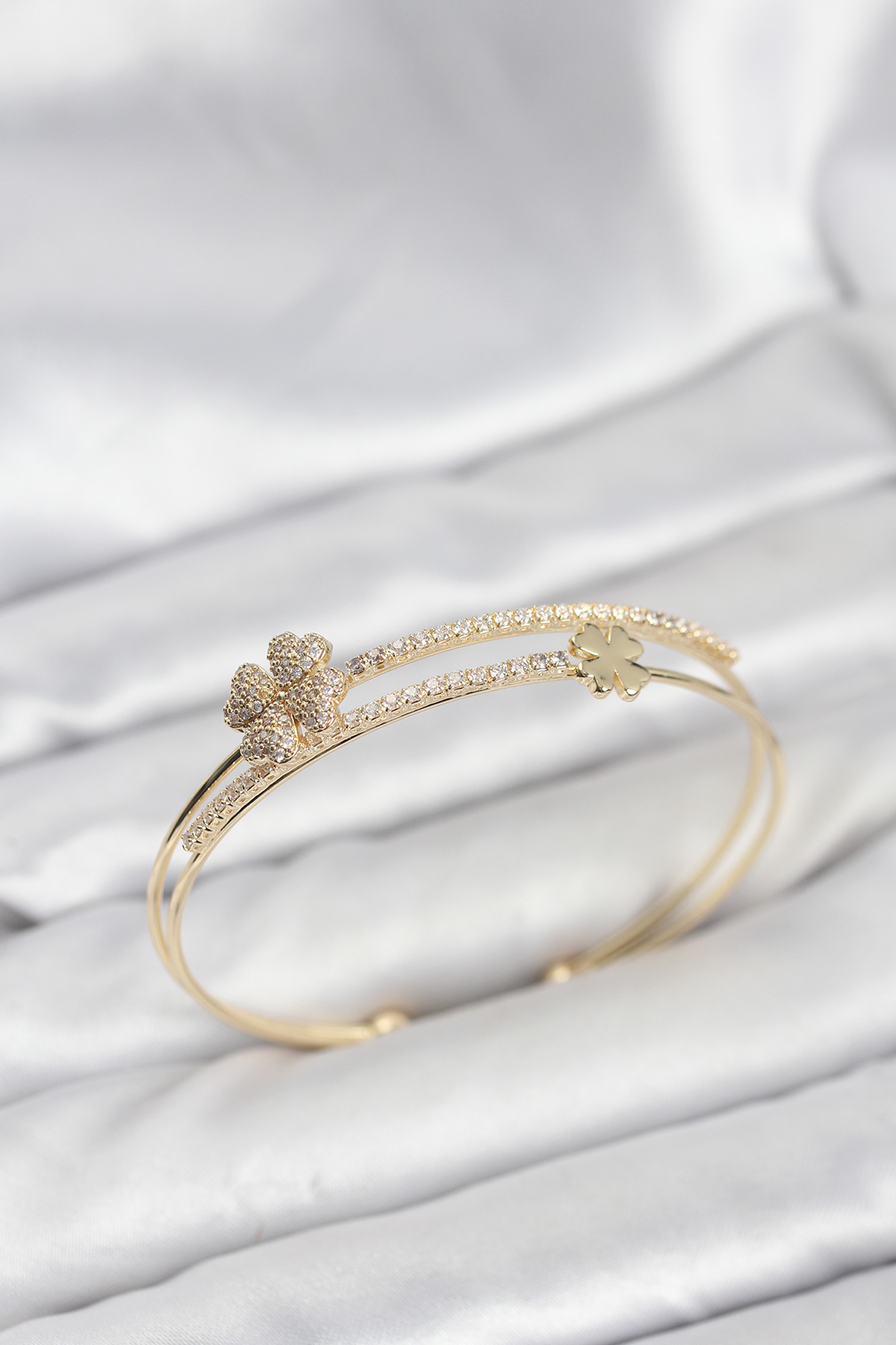 Pirinç Gold Renk Yonca Model Kadın Bileklik - Lisinya