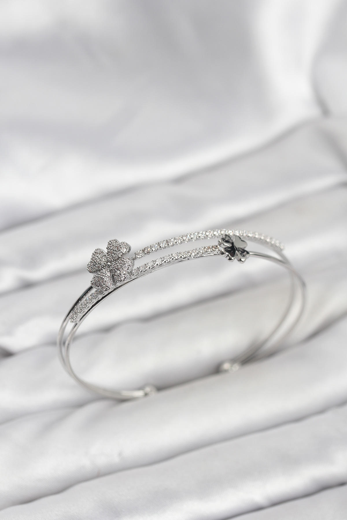 Pirinç Gümüş Renk Yonca Model Kadın Bileklik - Lisinya Pirinç Gümüş Renk Yonca Model Kadın Bileklik - Lisinya