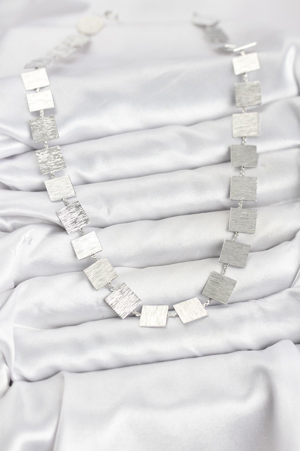 Kare Plaka Model Gümüş Renk Kadın Kolye - Lisinya