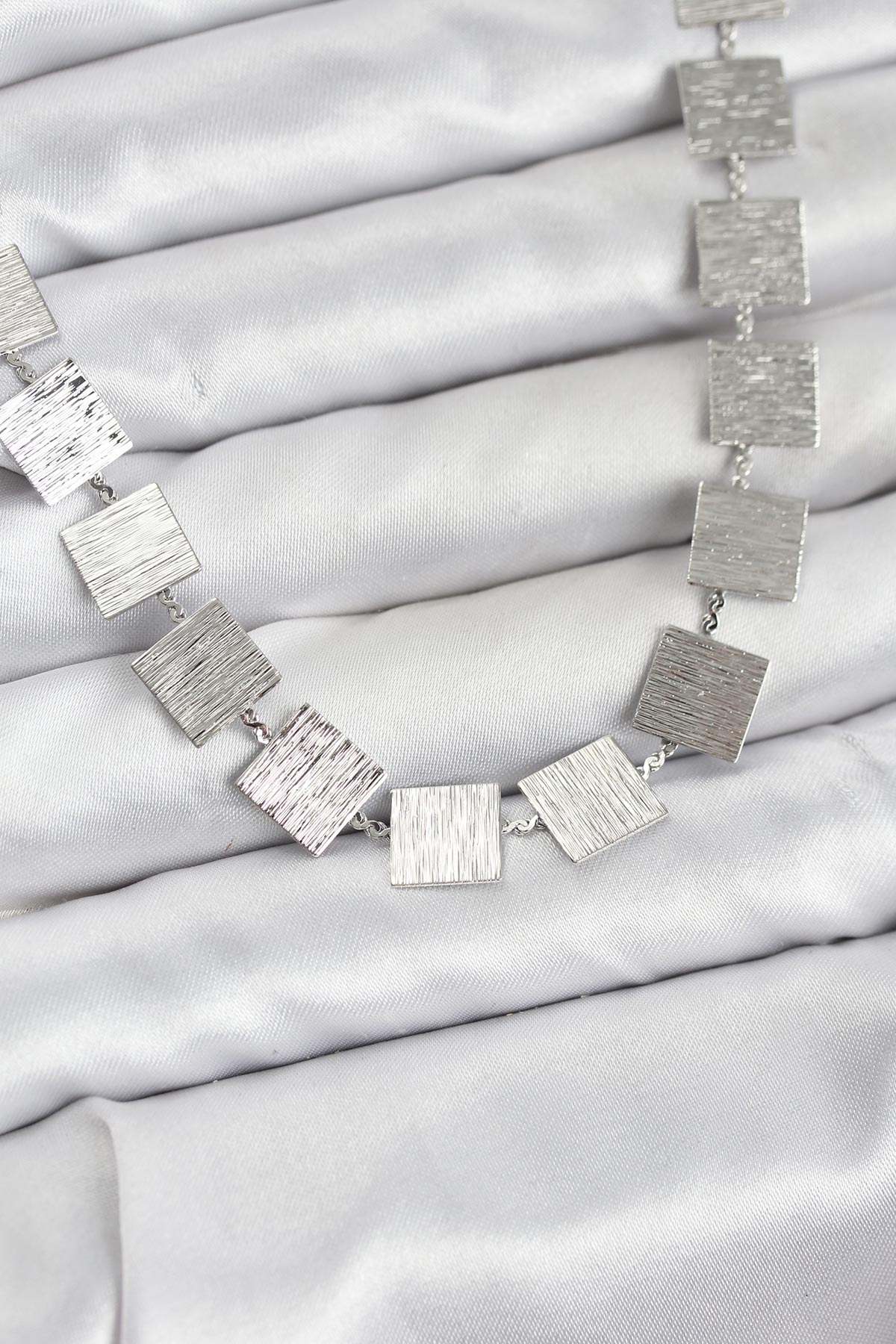 Kare Plaka Model Gümüş Renk Kadın Kolye - Lisinya