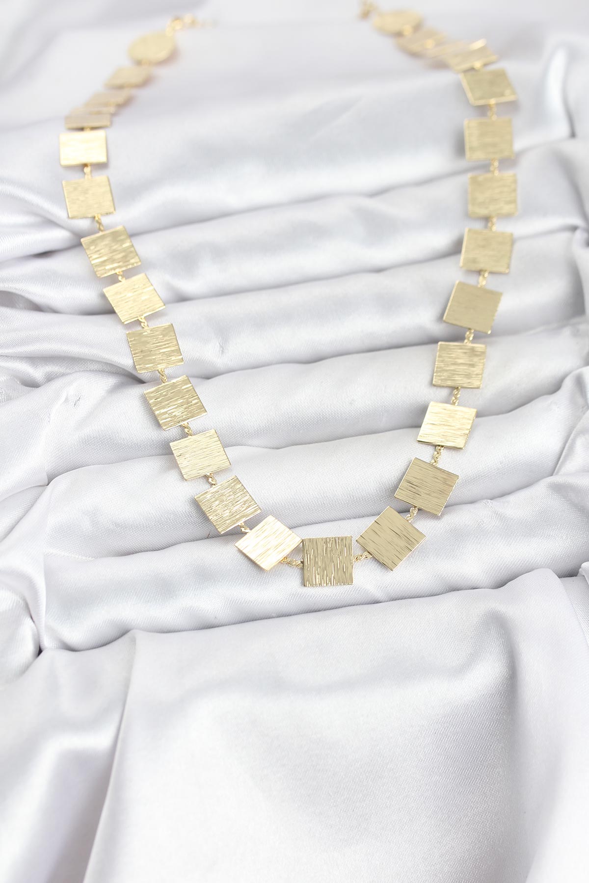 Kare Plaka Model Gold Renk Kadın Kolye - Lisinya