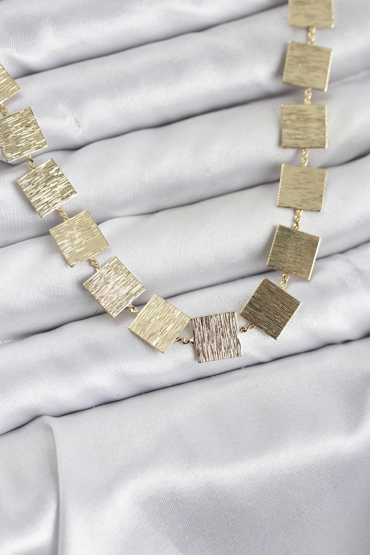 Kare Plaka Model Gold Renk Kadın Kolye - Lisinya